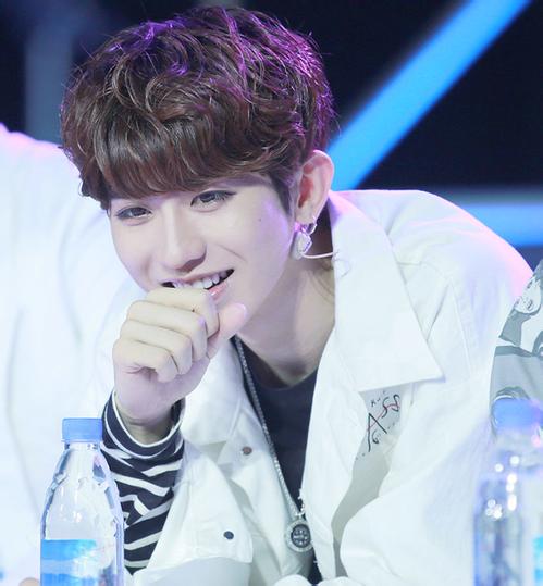 蔡徐坤的下巴是不是整容了？蔡徐坤整容前后