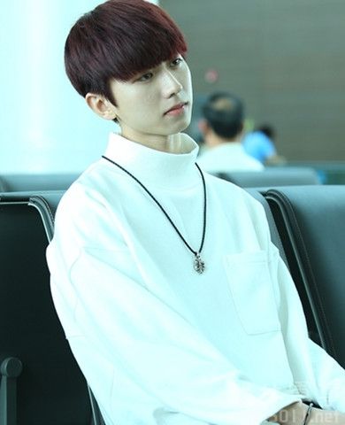 蔡徐坤的下巴是不是整容了？蔡徐坤整容前后