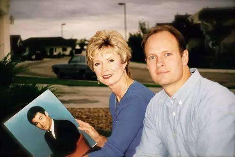 李小龙老婆，李小龙怎么才活了33(李小龙的妻子后来怎样了)