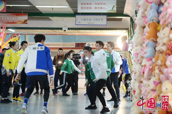 奔跑吧里鹿晗和热巴拥抱时的歌叫什么？奔跑(奔跑吧鹿晗抱迪丽热巴)