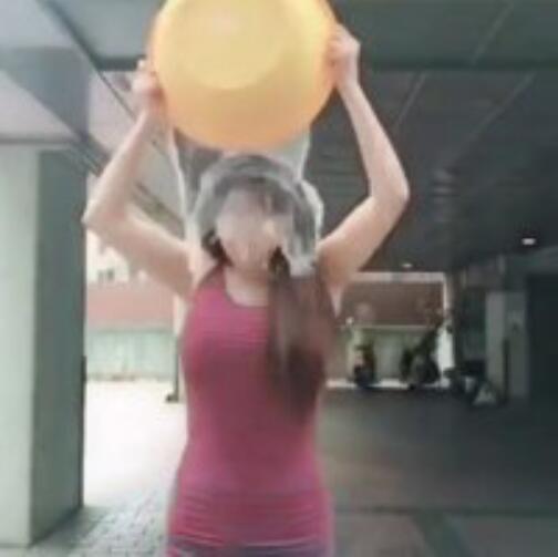 朴春冰桶挑战湿身性感照片