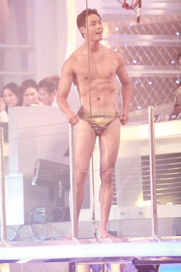 香港先生泳装肌肉激凸照片 香港先生泳装肌肉激凸照片