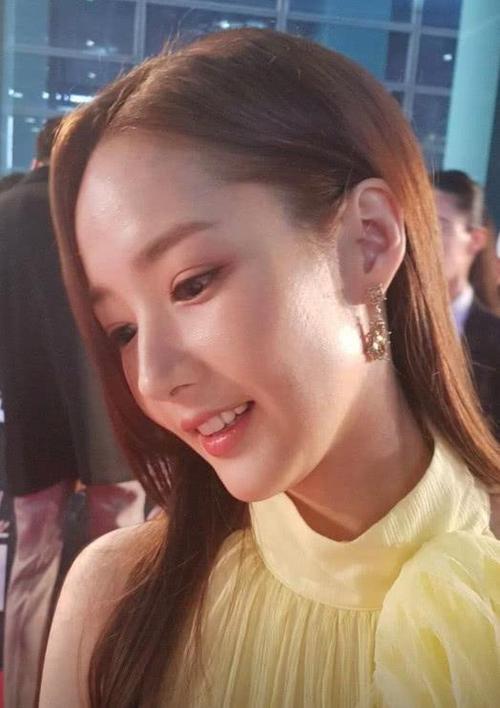 朴敏英整容前，肖战出道前照片(肖战核酸素颜照)