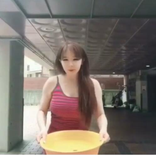 朴春冰桶挑战湿身性感照片