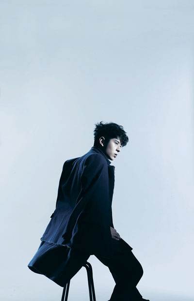 许冠杰为什么捧张国荣？许冠杰为什么隐退了(许冠杰瞧不起张国荣)