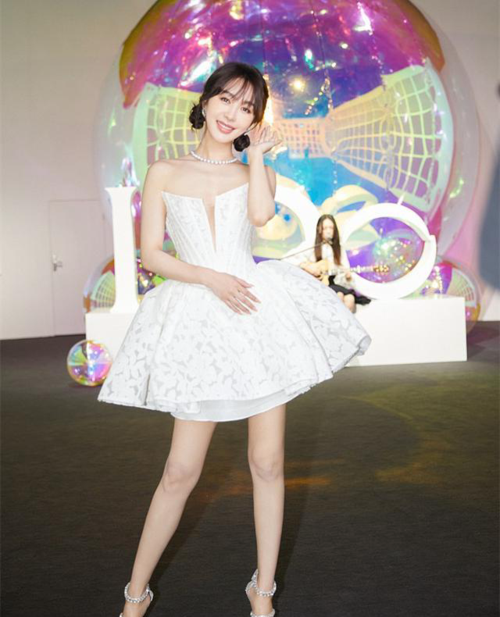 李菲儿裙子滑落，李菲儿红毯(李菲儿走红毯摔倒)