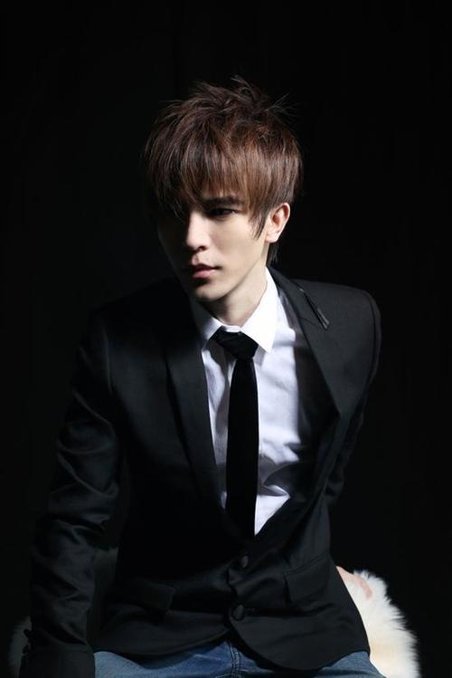 郭敬明简介，郭敬明简历个人资料简(郭敬明履历)