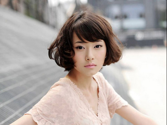 柴碧云为什么这么瘦还有喉结？女的到底有喉