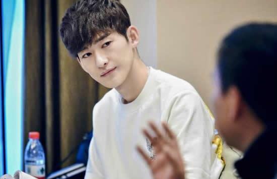 张翰图片，杉杉来了花絮(杉杉来了张翰表情包)