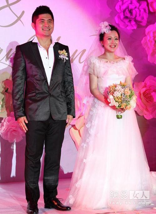 潘阳结婚照,潘阳泳照(潘阳一家近照) 潘阳结婚照,潘阳泳照(潘阳一家近照)