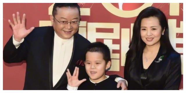 王刚的老婆，王刚的现任妻子是谁(王刚的妻子叫啥)