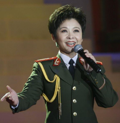 董文华照片，赖文峰的近期生活(赖文峰和董文华什么关系?)