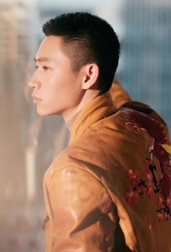 魏晨的照片，魏晨刚出道的照片(魏晨近照图片)