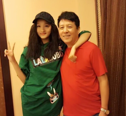 关晓彤的父是谁啊,关晓彤的爸爸是(关晓彤祖父是谁)