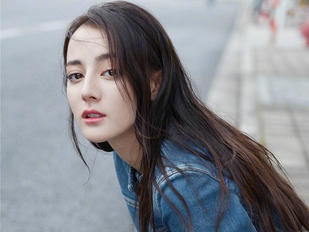 迪丽热巴圈内人缘不好真的吗?何炅为什么不