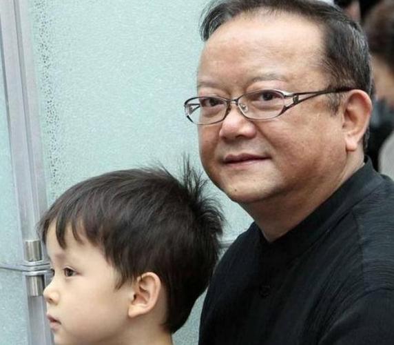 王刚妻子郑艳东，郑艳东(王刚王丽丽)