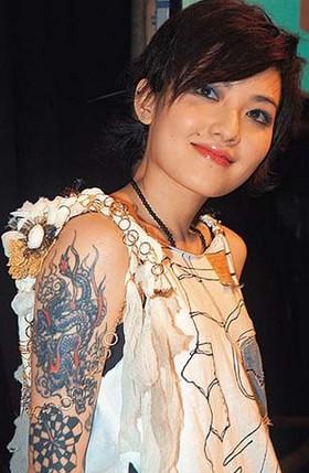 酒井法子蝴蝶纹身，日本歌姬纹身图(日本歌姬纹身图案 手臂)