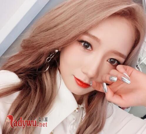 孟美岐黑历史,孟美岐初中抽烟(孟美岐黑色西装)