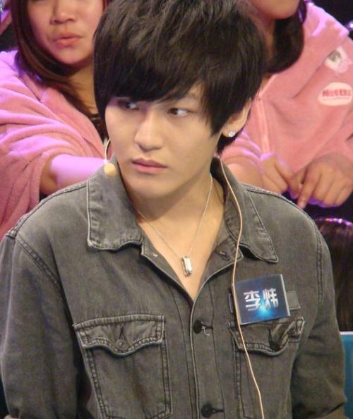 李炜家庭背景，李炜个人资料及简介(李炜现在什么现状啊)