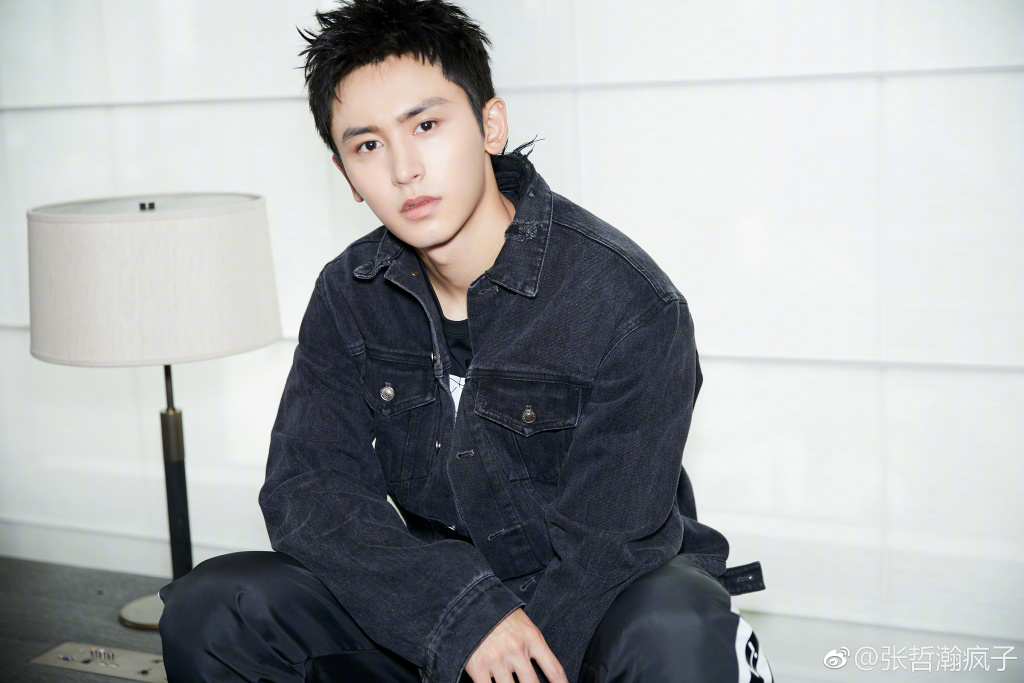 张哲瀚为什么叫疯子？张哲瀚快乐大本营上唱
