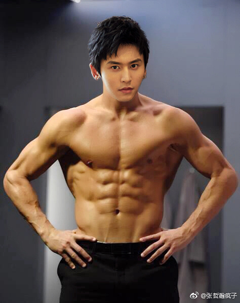 张哲瀚为什么叫疯子？张哲瀚快乐大本营上唱