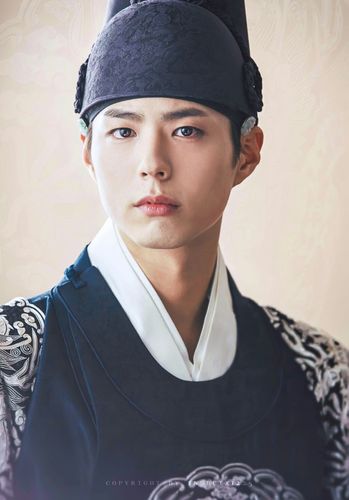 拥抱太阳的月亮演员表，拥抱太阳的(太阳抱着月亮的演员表)