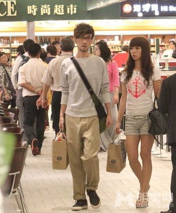 周传雄的老婆，周传雄最好听的三首(周传雄的歌太好听了)