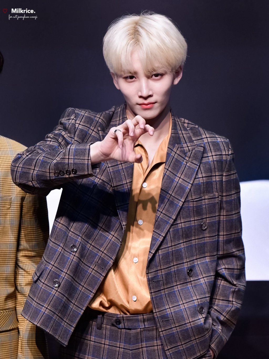 洪知秀家境情况怎么样(洪知秀多少岁)