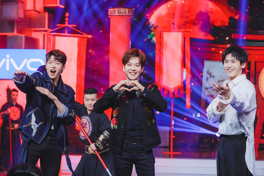 张哲瀚为什么叫疯子？张哲瀚快乐大本营上唱