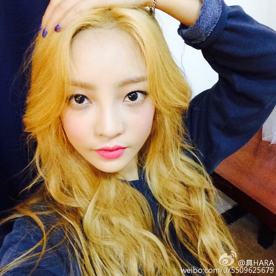 具荷拉扔水瓶砸圭贤是怎么回事？她交往过多