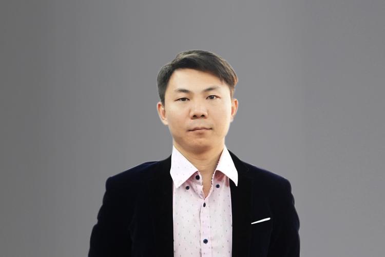 李炜家庭背景，李炜个人资料及简介(李炜现在什么现状啊)