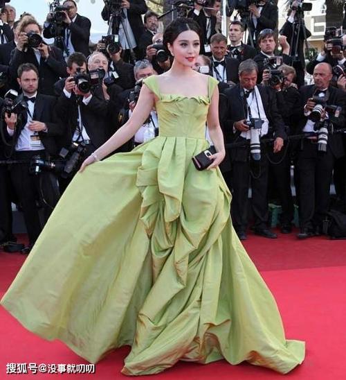 明星走红地毯出丑，走红毯穿衣服很(明星走红毯的衣服)