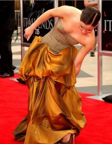 明星走红地毯出丑，走红毯穿衣服很(明星走红毯的衣服)