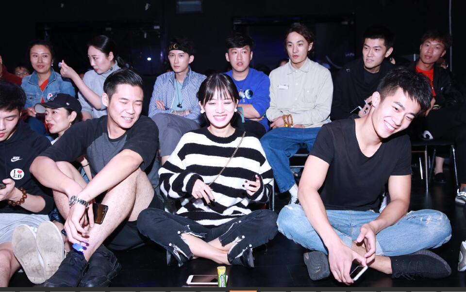 李婷婷和易烊千玺好像对比照(易烊千玺和女星合照) 李婷婷和易烊千玺好像对比照(易烊千玺和女星合照)