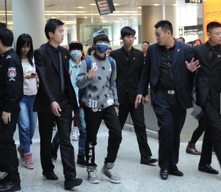 王俊凯王源是亲兄弟吗？王俊凯把王源护在怀