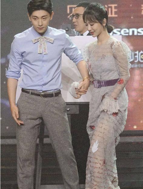 张一山和杨紫接吻图,李现和杨紫接(张一山和杨紫接吻照片)