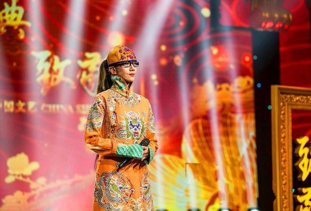 杨丽萍不戴帽子和戴帽子对比照(杨丽萍为什么老戴帽子和眼镜)