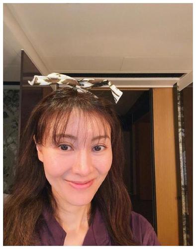 李嘉欣图片年轻照，李嘉欣年轻时最(李嘉欣年轻的照片)