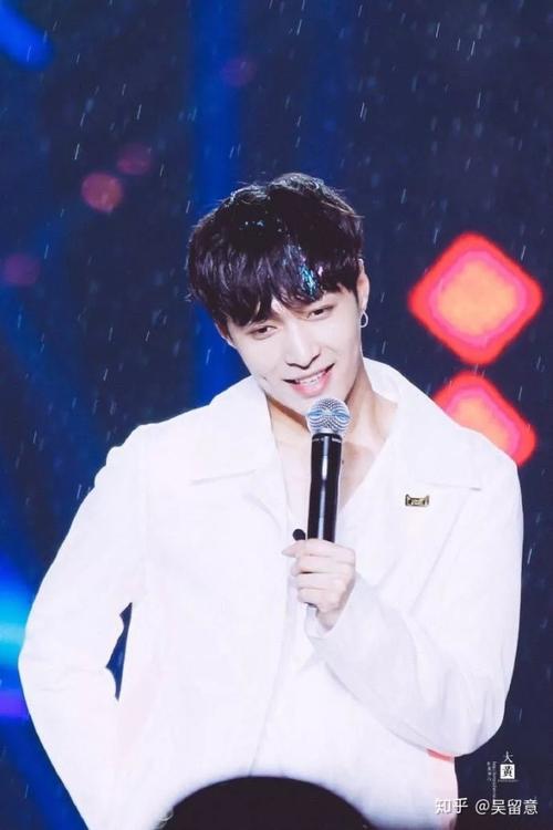 张艺兴家庭背景，张艺兴家有(张艺兴父母背景)