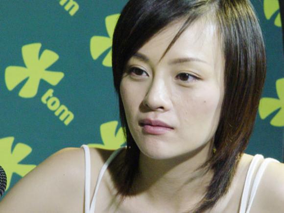 刘孜的脸为什么有伤疤?刘孜现在的老公是谁