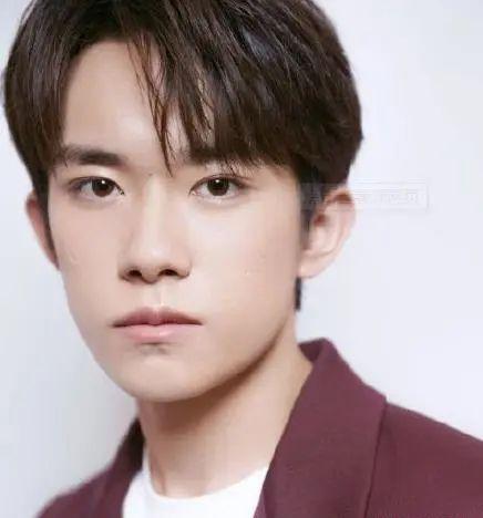 脸上有痣的男明星,脸上有痣的男演(脸上长痣的男明星演员)