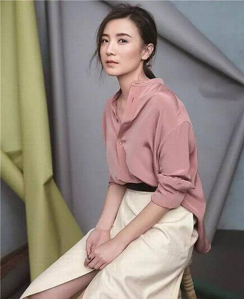 明星穿衣，明星穿衣搭配图片(明星穿衣打扮图片)