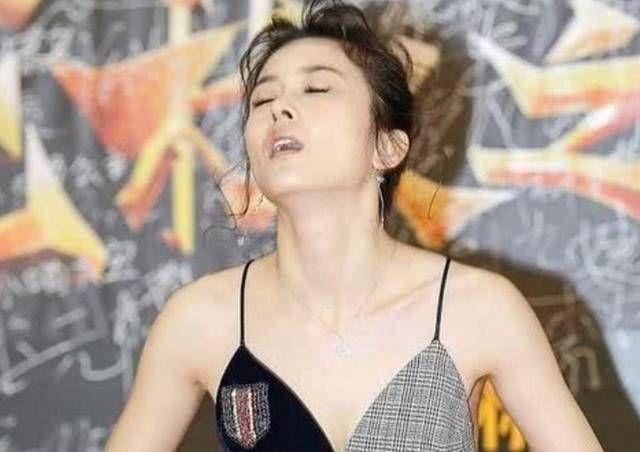 明星出丑的尴尬瞬间,女明星变丑(女明星 丑)