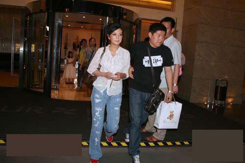 赵薇结婚照，赵薇嫁黄有龙就是个局(赵薇和谁结的婚:黄有龙和赵薇是二婚)