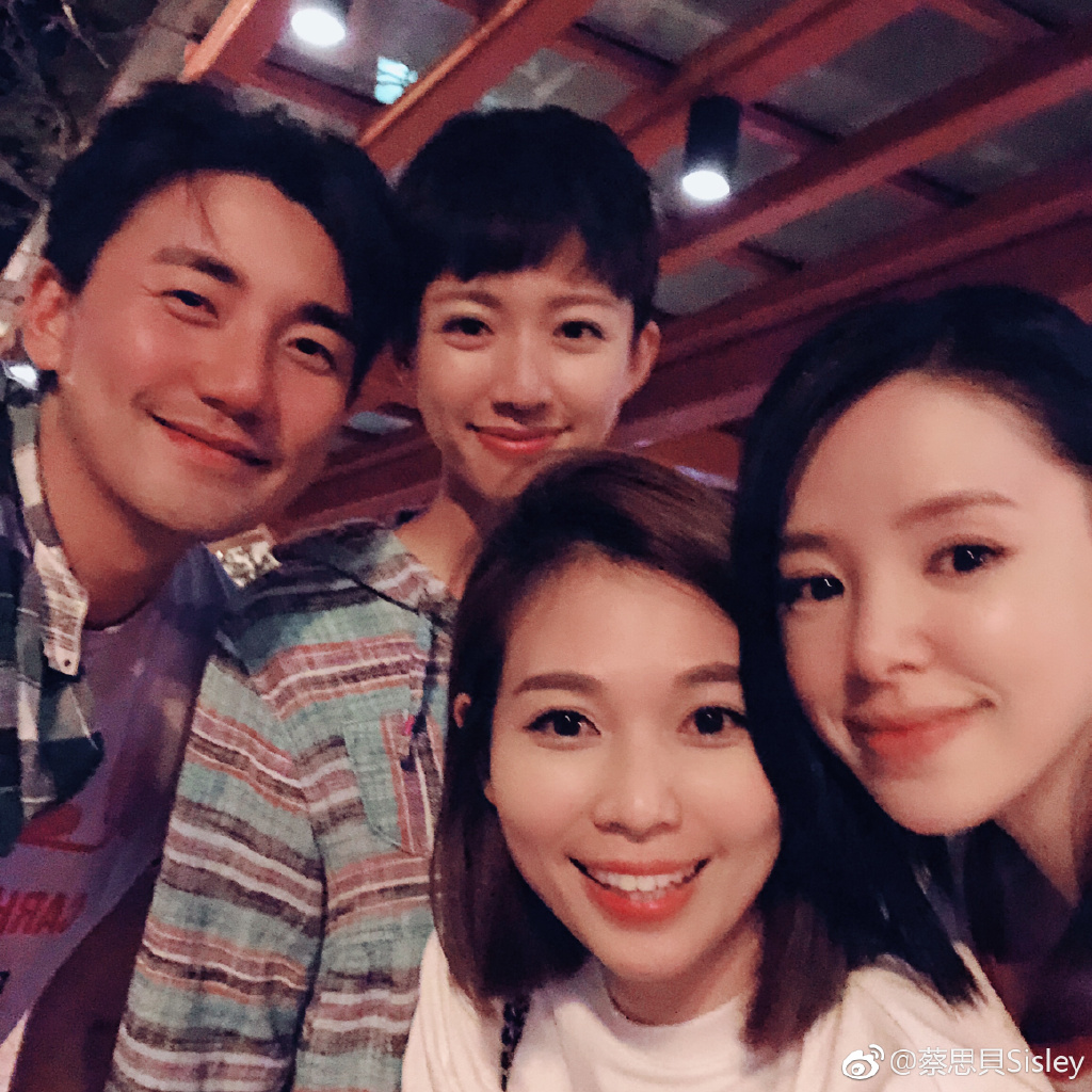 蔡思贝喜欢王浩信吗(蔡思贝为什么采访一半跑去看王浩信拿视帝)