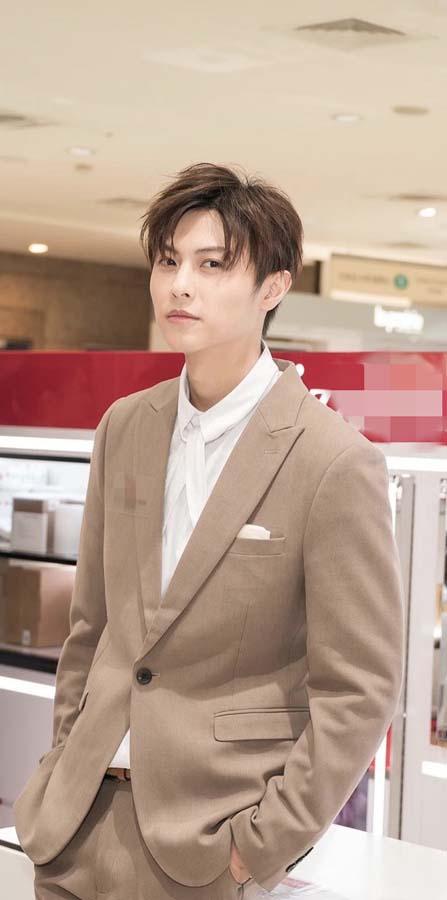 王子邱胜翊,男明星白衬衫(王子邱胜翊结婚)