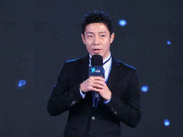 张绍刚泥人头像摔扁了是什么梗