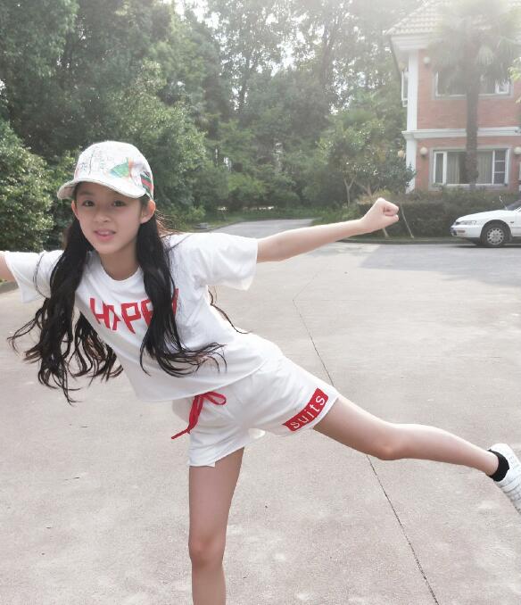 黄杨钿甜小时候的照片组图(黄杨钿甜近照)