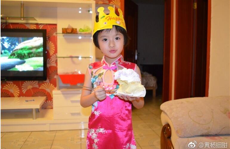 黄杨钿甜小时候的照片组图(黄杨钿甜近照)