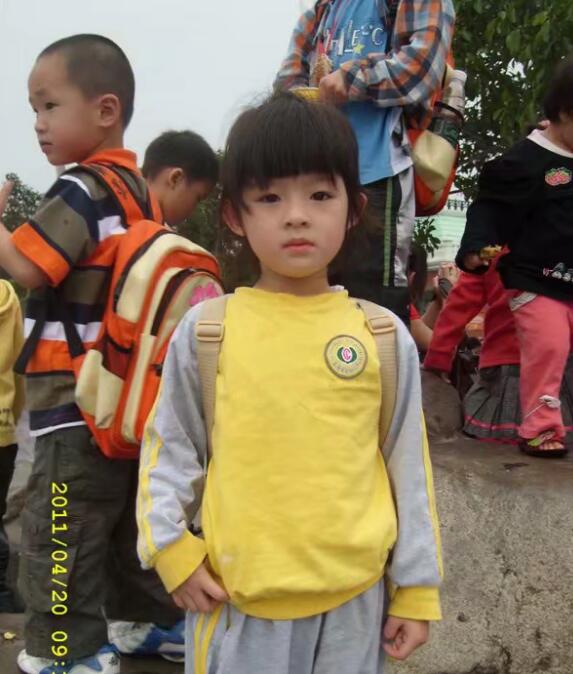 黄杨钿甜小时候的照片组图(黄杨钿甜近照)